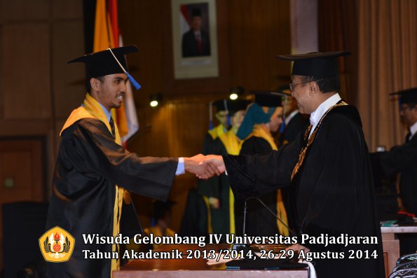 Wisuda Unpad Gel IV TA 2013_2014 Fakultas ISIP oleh Rektor 143