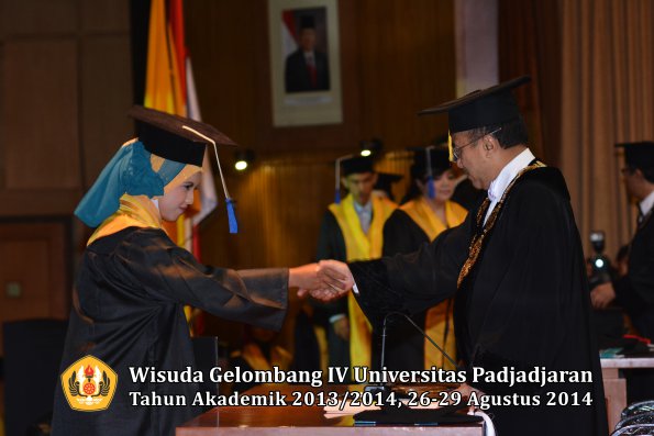 Wisuda Unpad Gel IV TA 2013_2014 Fakultas ISIP oleh Rektor 144