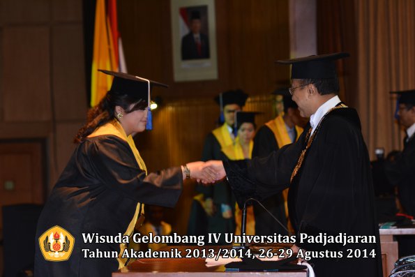 Wisuda Unpad Gel IV TA 2013_2014 Fakultas ISIP oleh Rektor 145