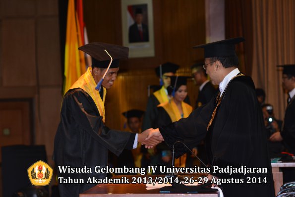 Wisuda Unpad Gel IV TA 2013_2014 Fakultas ISIP oleh Rektor 146