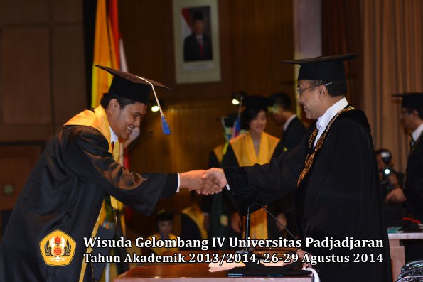 Wisuda Unpad Gel IV TA 2013_2014 Fakultas ISIP oleh Rektor 148