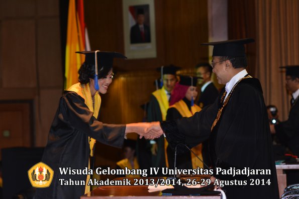 Wisuda Unpad Gel IV TA 2013_2014 Fakultas ISIP oleh Rektor 149
