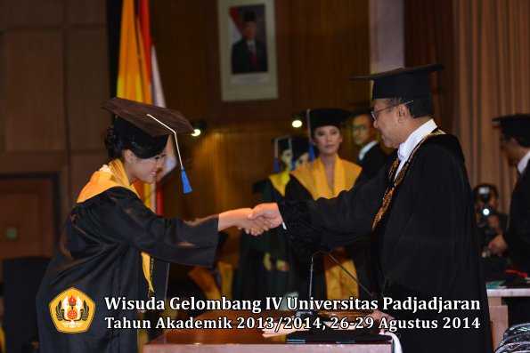 Wisuda Unpad Gel IV TA 2013_2014 Fakultas ISIP oleh Rektor 153