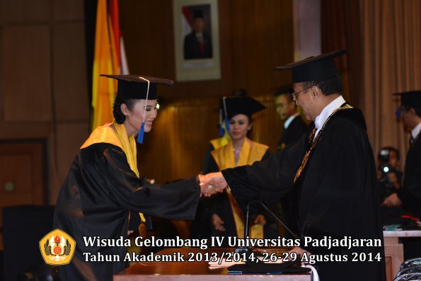 Wisuda Unpad Gel IV TA 2013_2014 Fakultas ISIP oleh Rektor 154