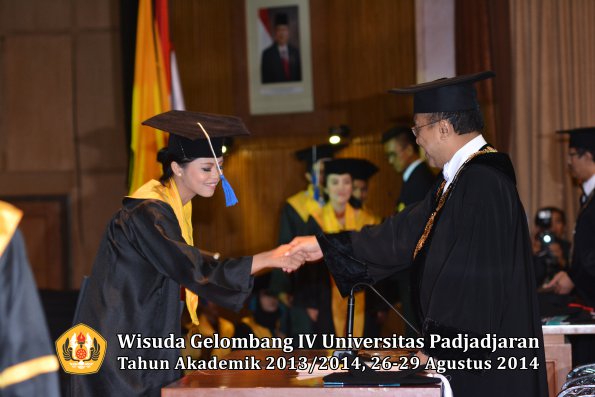 Wisuda Unpad Gel IV TA 2013_2014 Fakultas ISIP oleh Rektor 156