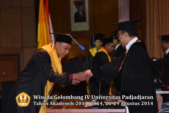 Wisuda Unpad Gel IV TA 2013_2014 Fakultas ISIP oleh Rektor 162