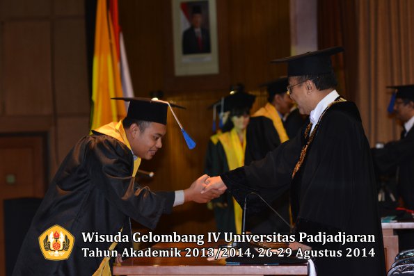 Wisuda Unpad Gel IV TA 2013_2014 Fakultas ISIP oleh Rektor 163