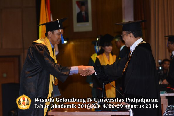 Wisuda Unpad Gel IV TA 2013_2014 Fakultas ISIP oleh Rektor 164