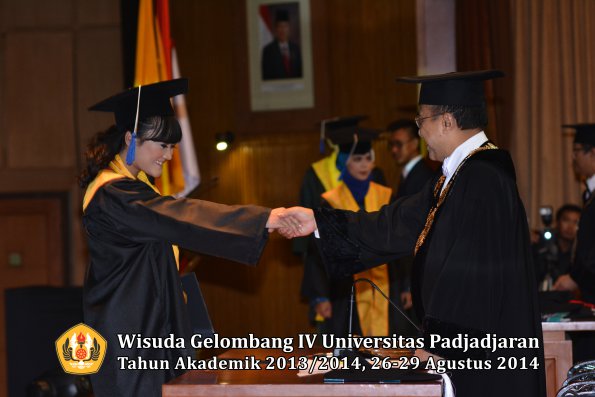 Wisuda Unpad Gel IV TA 2013_2014 Fakultas ISIP oleh Rektor 165