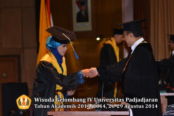 Wisuda Unpad Gel IV TA 2013_2014 Fakultas ISIP oleh Rektor 166