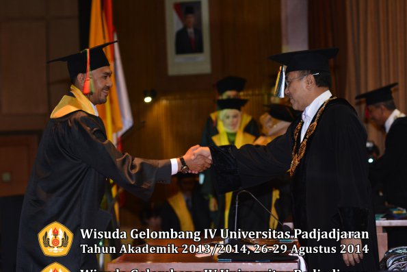 Wisuda Unpad Gel IV TA 2013_2014 Fakultas TIP oleh Rektor 001