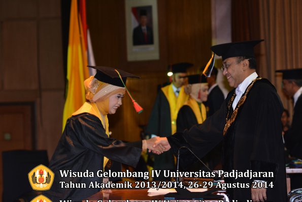 Wisuda Unpad Gel IV TA 2013_2014 Fakultas TIP oleh Rektor 002