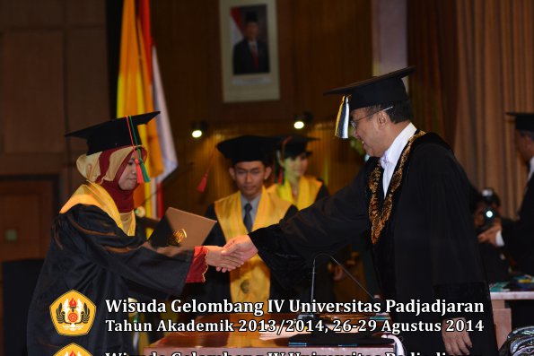 Wisuda Unpad Gel IV TA 2013_2014 Fakultas TIP oleh Rektor 005