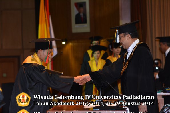 Wisuda Unpad Gel IV TA 2013_2014 Fakultas TIP oleh Rektor 006