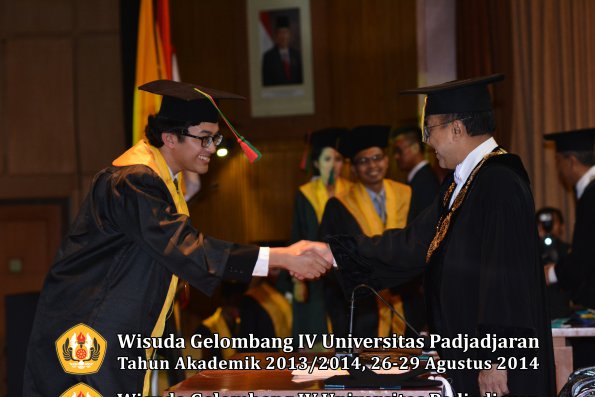 Wisuda Unpad Gel IV TA 2013_2014 Fakultas TIP oleh Rektor 009