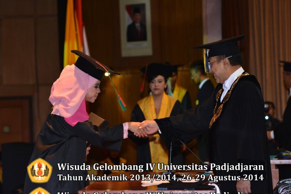 Wisuda Unpad Gel IV TA 2013_2014 Fakultas TIP oleh Rektor 012