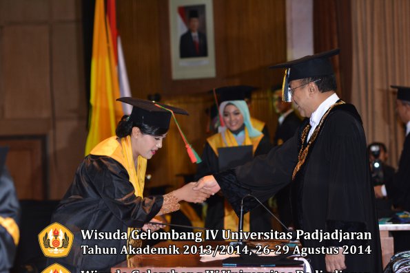 Wisuda Unpad Gel IV TA 2013_2014 Fakultas TIP oleh Rektor 013