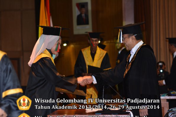 Wisuda Unpad Gel IV TA 2013_2014 Fakultas TIP oleh Rektor 014