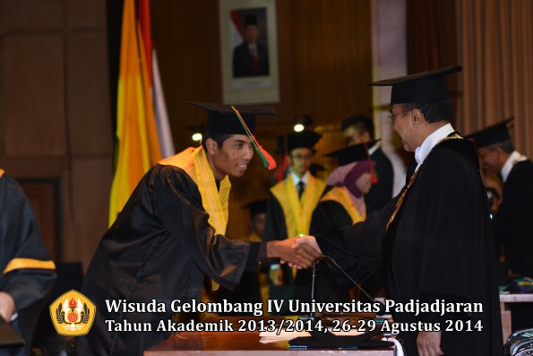 Wisuda Unpad Gel IV TA 2013_2014 Fakultas TIP oleh Rektor 015