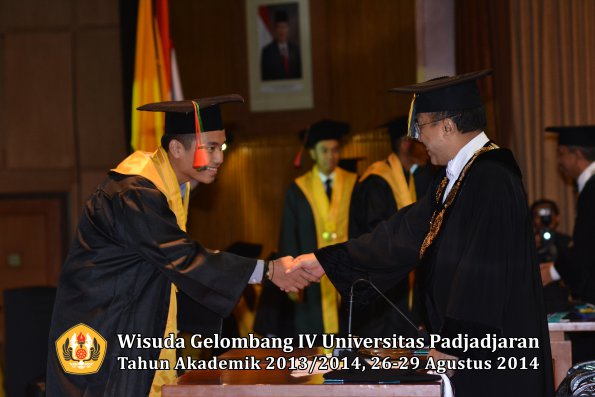 Wisuda Unpad Gel IV TA 2013_2014 Fakultas TIP oleh Rektor 020