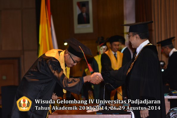 Wisuda Unpad Gel IV TA 2013_2014 Fakultas TIP oleh Rektor 021
