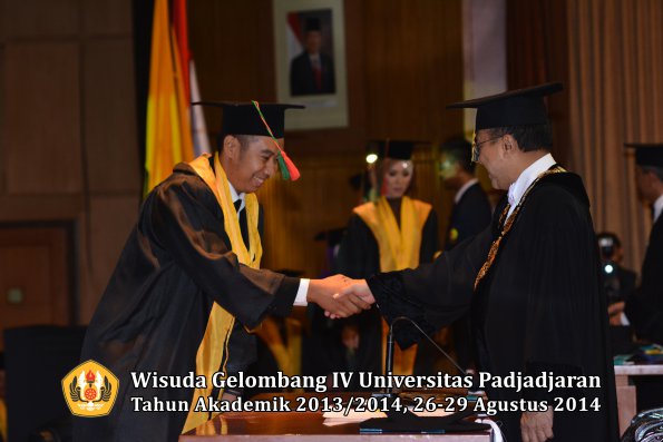 Wisuda Unpad Gel IV TA 2013_2014 Fakultas TIP oleh Rektor 022