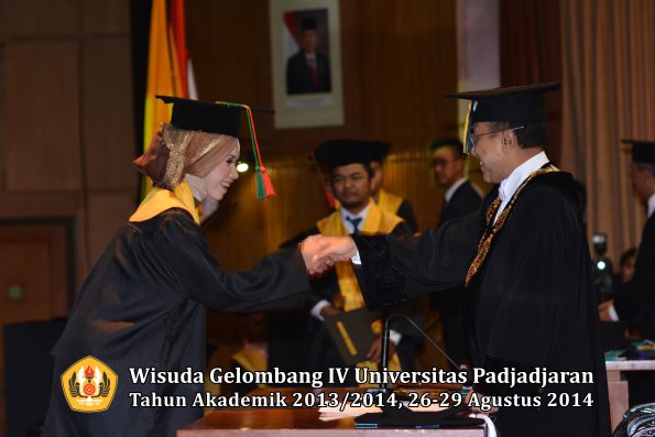 Wisuda Unpad Gel IV TA 2013_2014 Fakultas TIP oleh Rektor 023
