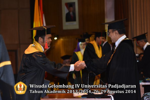 Wisuda Unpad Gel IV TA 2013_2014 Fakultas TIP oleh Rektor 024
