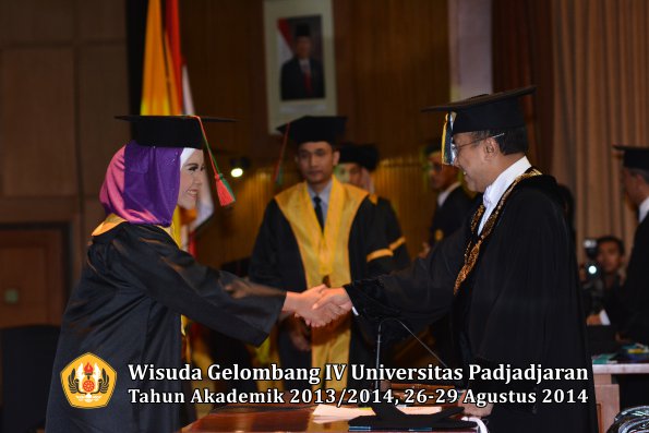 Wisuda Unpad Gel IV TA 2013_2014 Fakultas TIP oleh Rektor 026