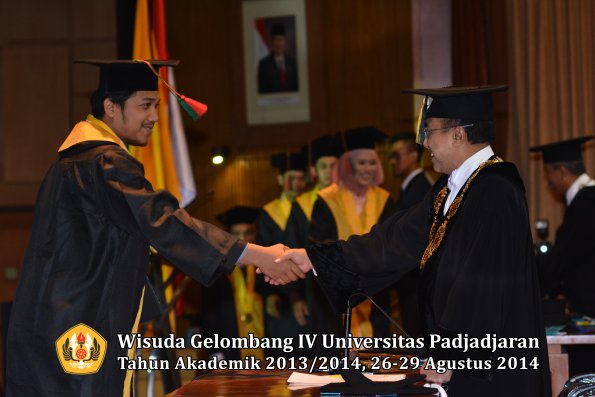 Wisuda Unpad Gel IV TA 2013_2014 Fakultas TIP oleh Rektor 028