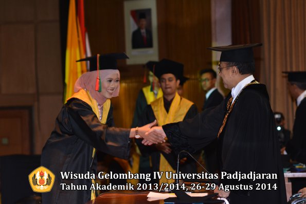 Wisuda Unpad Gel IV TA 2013_2014 Fakultas TIP oleh Rektor 029