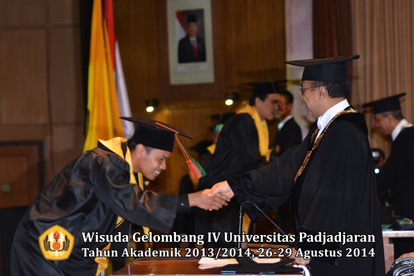 Wisuda Unpad Gel IV TA 2013_2014 Fakultas TIP oleh Rektor 031