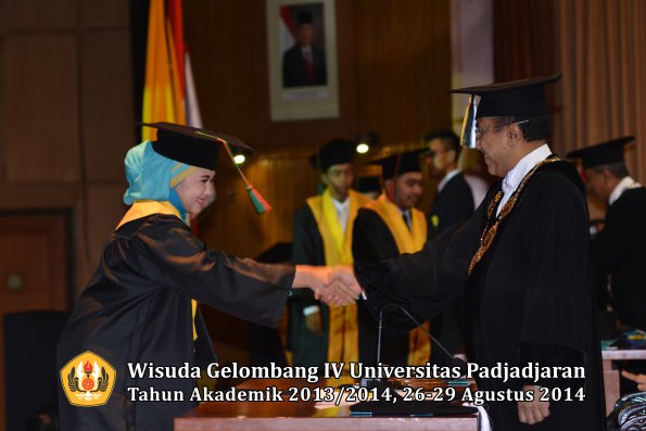 Wisuda Unpad Gel IV TA 2013_2014 Fakultas TIP oleh Rektor 033