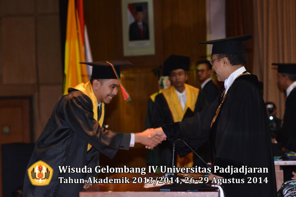 Wisuda Unpad Gel IV TA 2013_2014 Fakultas TIP oleh Rektor 034