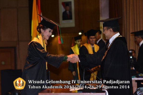 Wisuda Unpad Gel IV TA 2013_2014 Fakultas TIP oleh Rektor 036