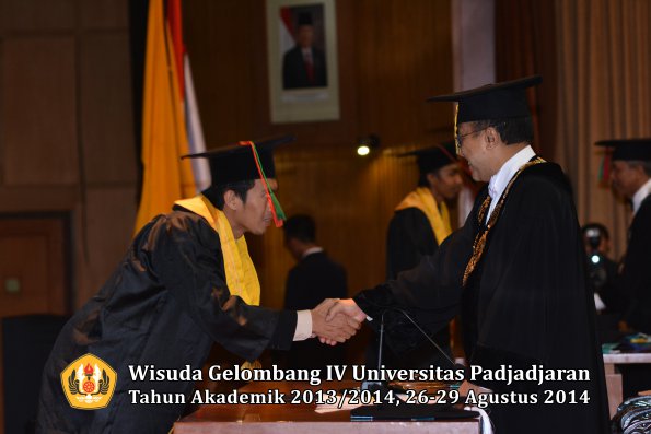 Wisuda Unpad Gel IV TA 2013_2014 Fakultas TIP oleh Rektor 037