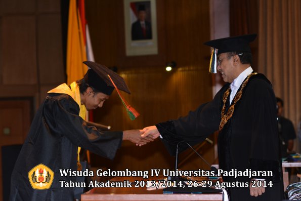 Wisuda Unpad Gel IV TA 2013_2014 Fakultas TIP oleh Rektor 038