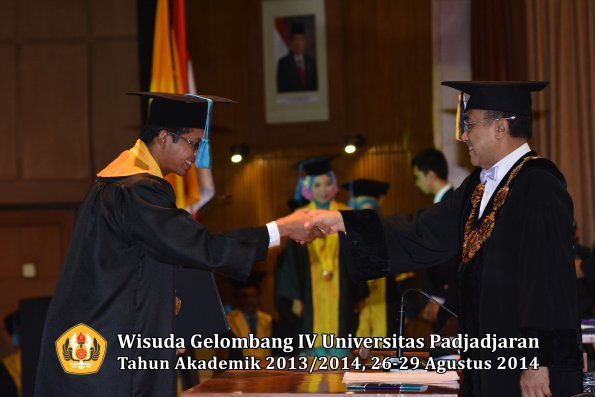 Wisuda Unpad Gel IV TA 2013_2014 Fakultas Ilmu Budaya oleh Rektor 013