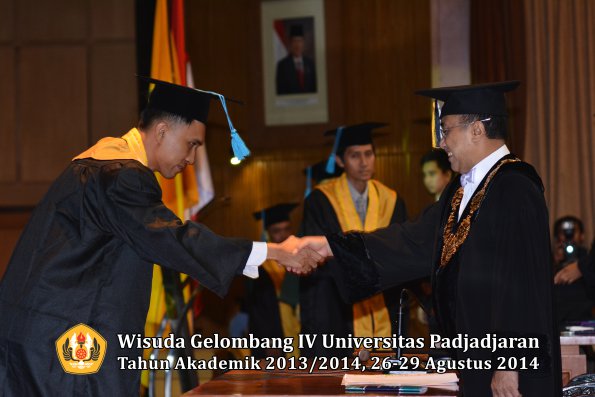Wisuda Unpad Gel IV TA 2013_2014 Fakultas Ilmu Budaya oleh Rektor 018