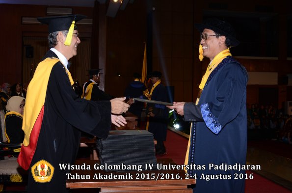Wisuda Unpad Gel IV TA 2015_2016 Fakultas Ekonomi Dan Bisnis oleh  Dekan -003
