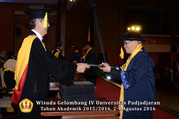 Wisuda Unpad Gel IV TA 2015_2016 Fakultas Ekonomi Dan Bisnis oleh  Dekan -006