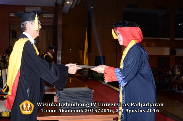 Wisuda Unpad Gel IV TA 2015_2016 Fakultas Ekonomi Dan Bisnis oleh  Dekan -011