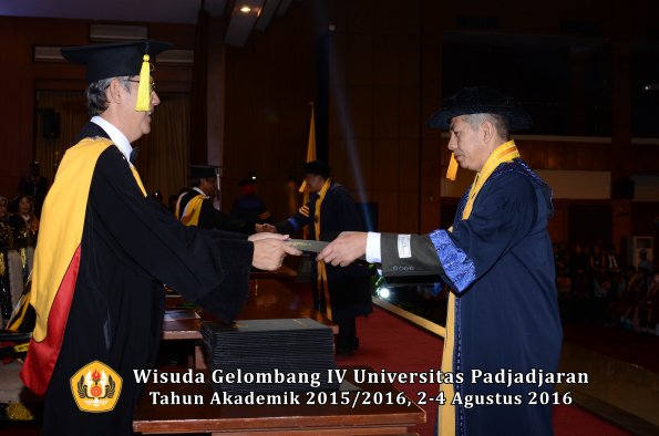 Wisuda Unpad Gel IV TA 2015_2016 Fakultas Ekonomi Dan Bisnis oleh  Dekan -013