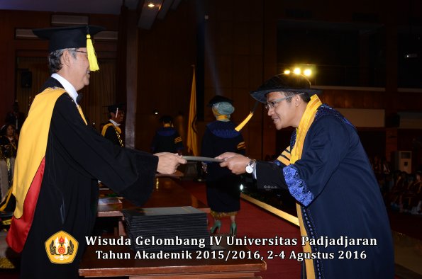 Wisuda Unpad Gel IV TA 2015_2016 Fakultas Ekonomi Dan Bisnis oleh  Dekan -016