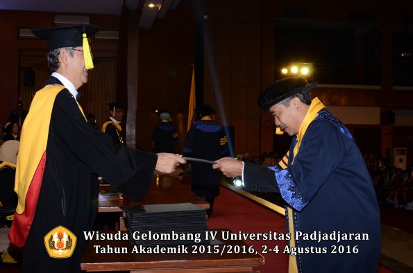 Wisuda Unpad Gel IV TA 2015_2016 Fakultas Ekonomi Dan Bisnis oleh  Dekan -017