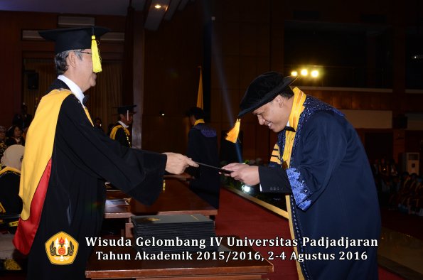 Wisuda Unpad Gel IV TA 2015_2016 Fakultas Ekonomi Dan Bisnis oleh  Dekan -021