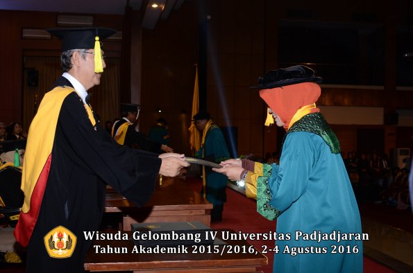 Wisuda Unpad Gel IV TA 2015_2016 Fakultas Ekonomi Dan Bisnis oleh  Dekan -033