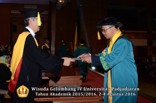 Wisuda Unpad Gel IV TA 2015_2016 Fakultas Ekonomi Dan Bisnis oleh  Dekan -039