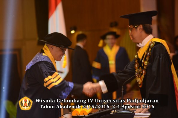 Wisuda Unpad Gel. IV TA 2015_2016 Fakultas Ekonomi  Dan Bisnis Oleh Rektor -006