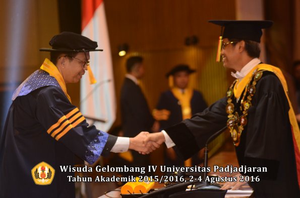 Wisuda Unpad Gel. IV TA 2015_2016 Fakultas Ekonomi  Dan Bisnis Oleh Rektor -007